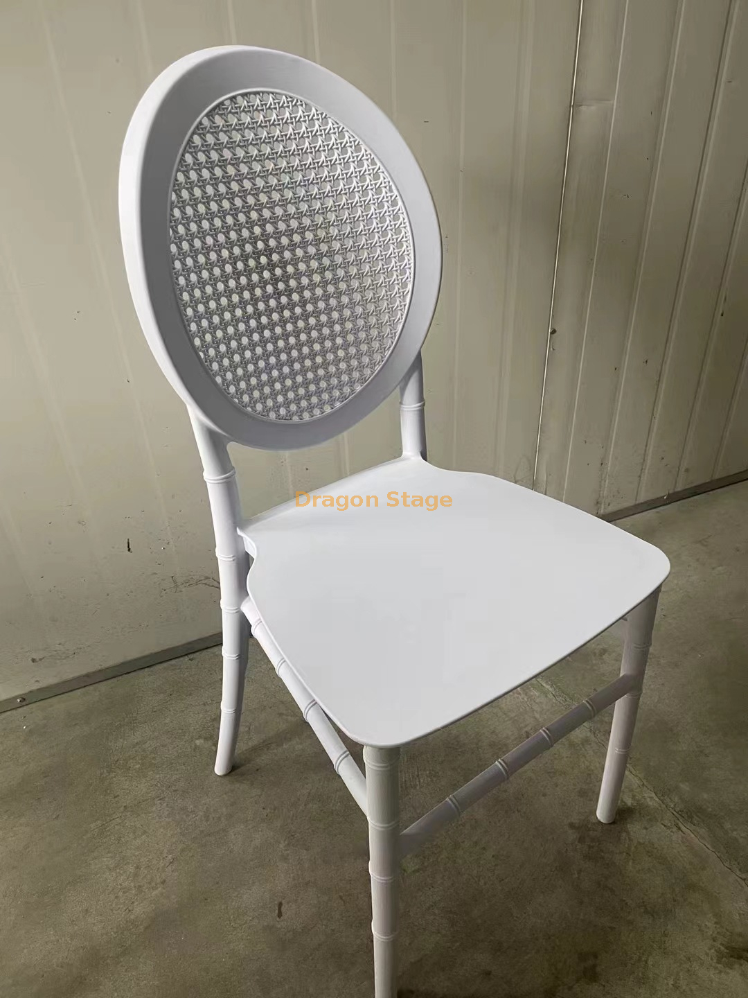 Chaise en plastique blanc (5)