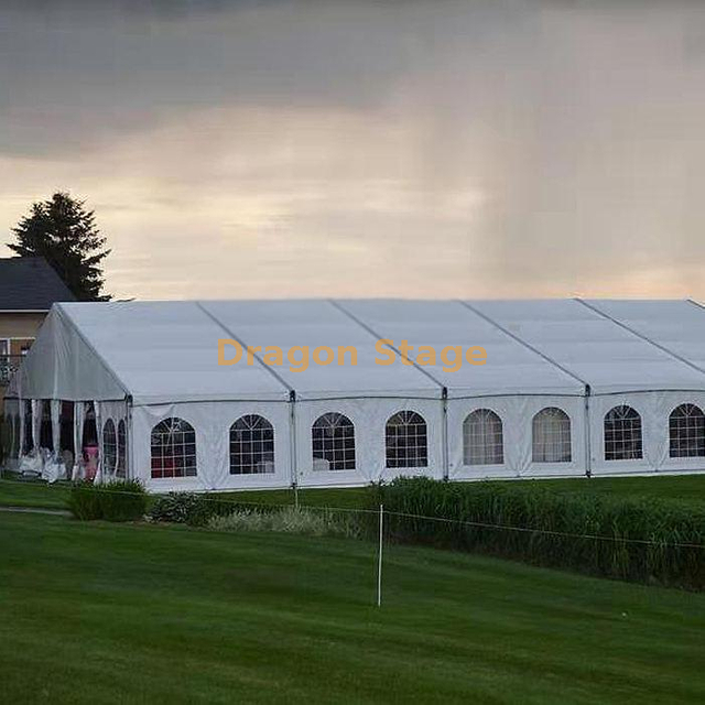 Tente blanche de fête imperméable de mariage en plein air de luxe avec fenêtres