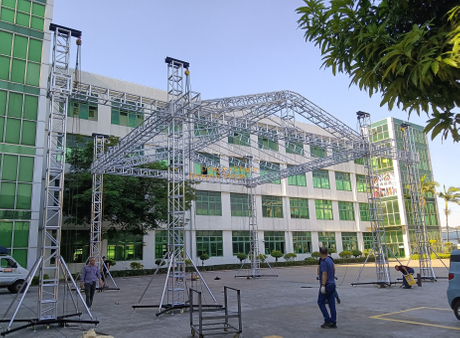scène extérieure en aluminium 9x7x5m et tour de réseau de lignes en treillis 2m