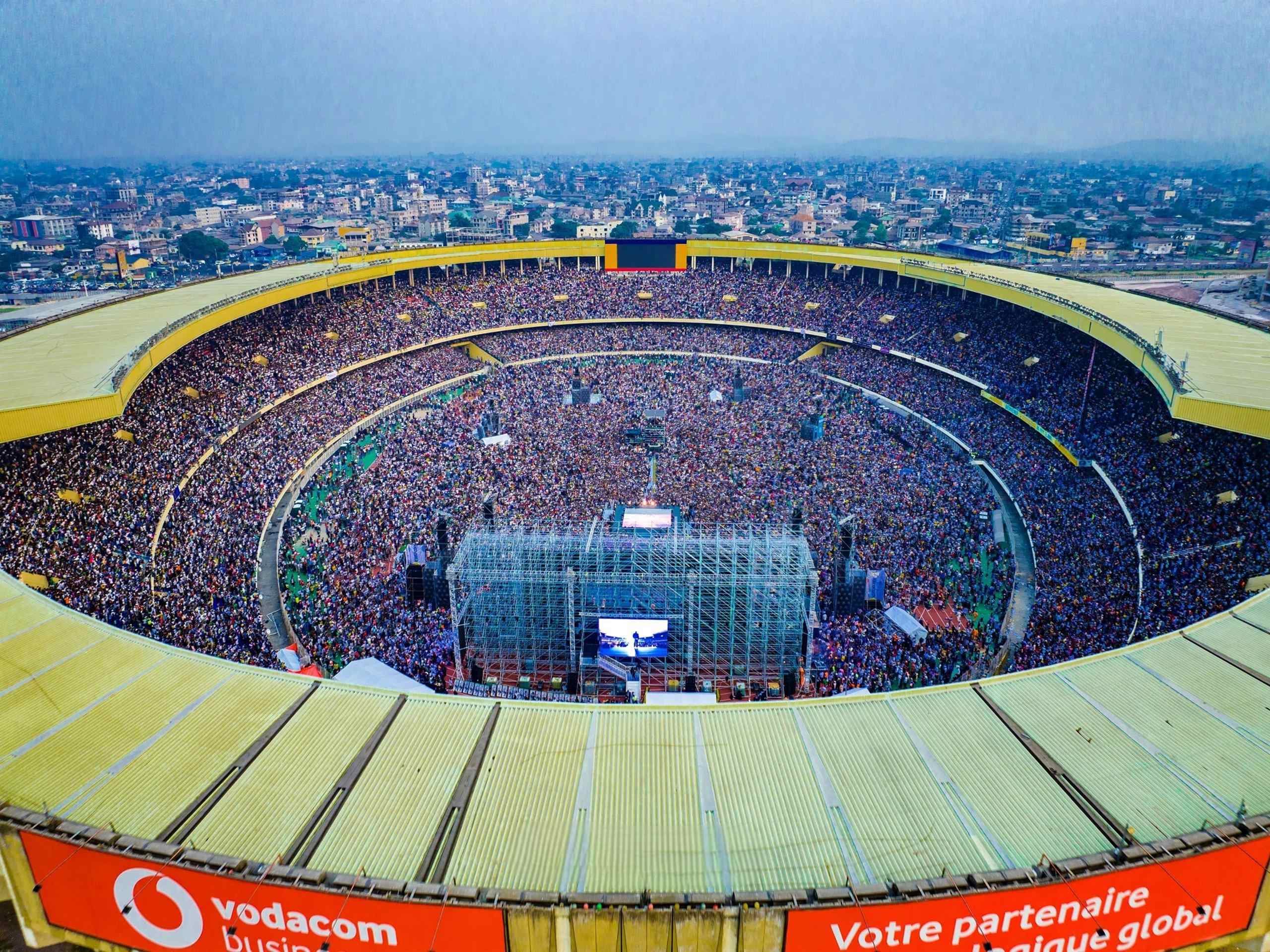 Dragonstage a aidé avec succès l'équipe de Kinshasa à terminer la scène du concert de gospel de Maajabu