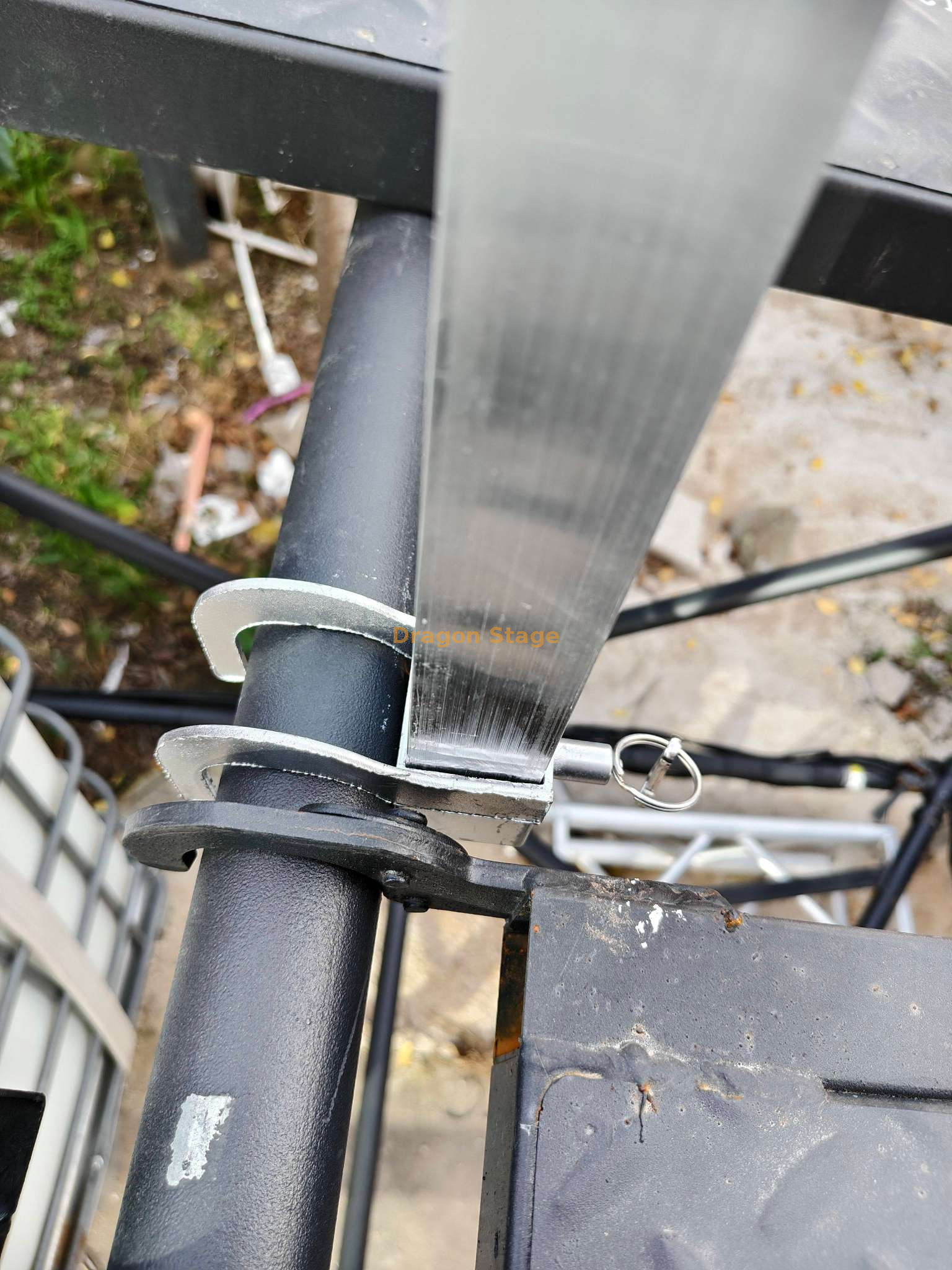 Support de suspension pour &eacute;cran LED (1)