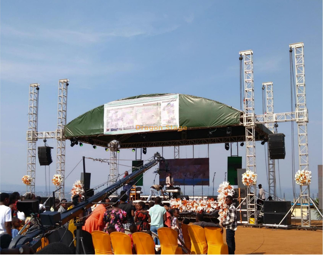 Système de fermes de scène de toit incurvé en aluminium robuste de 12x8x9m avec ailes de haut-parleur