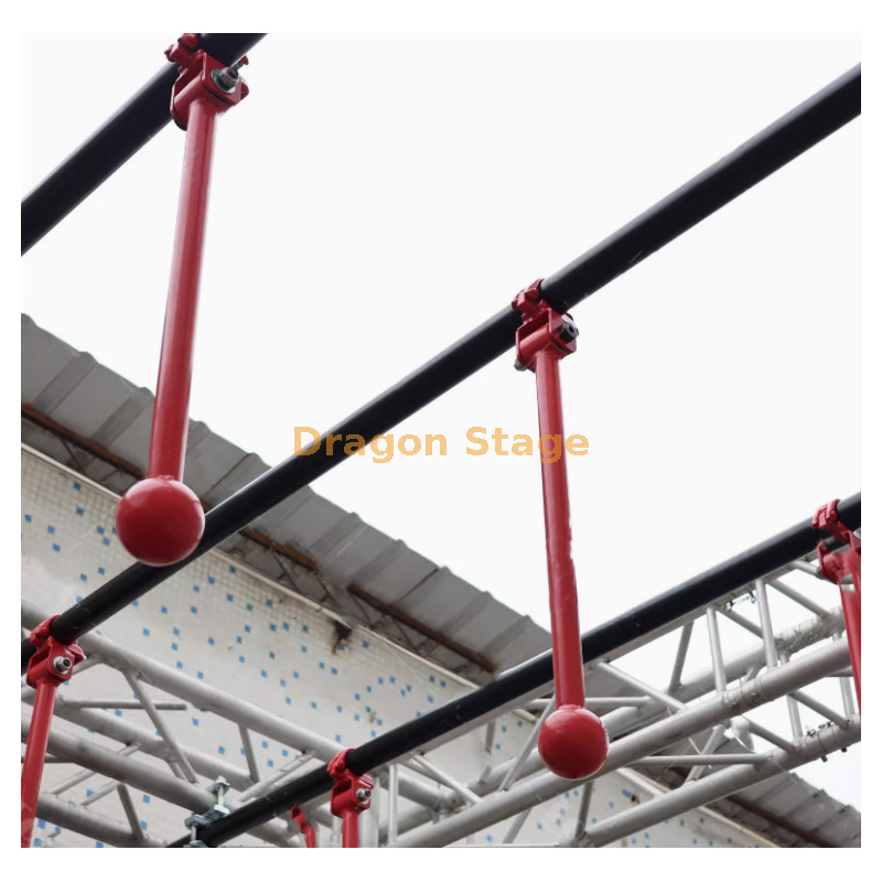 Ninja Race Warriors balançant des gants rouges