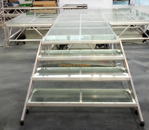 Scène en verre au-dessus de la piscine avec escalier en verre transparent