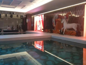 Plate-forme de scène 1.22*1.22m Alu assemblé cadre de scène Portable avec scène en treillis de verre trempé pour les événements de piscine, mariages