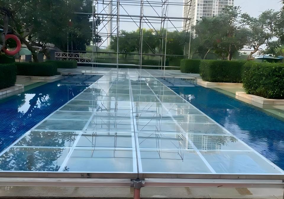 Scène en verre acrylique pour piscines : rehausser les événements de luxe avec des plates-formes modulaires transparentes