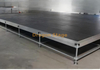 Plateforme de scène Layher en acier pour l'événement 20x16m