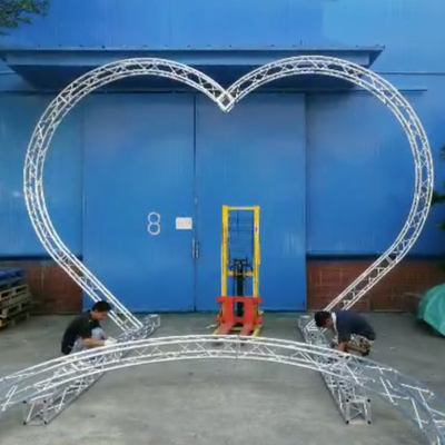 Ferme en forme de coeur utilisée pour la décoration de scène de mariage 
