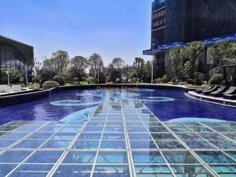 Scène en verre pour piscine extérieure pour événements