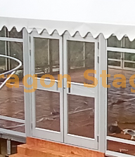 Mur de verre de 5x4m comprenant des portes en verre doubles de 2,4x2,4m