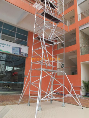 Échafaudage en aluminium de 8,97 m avec échelle suspendue sur le dessus