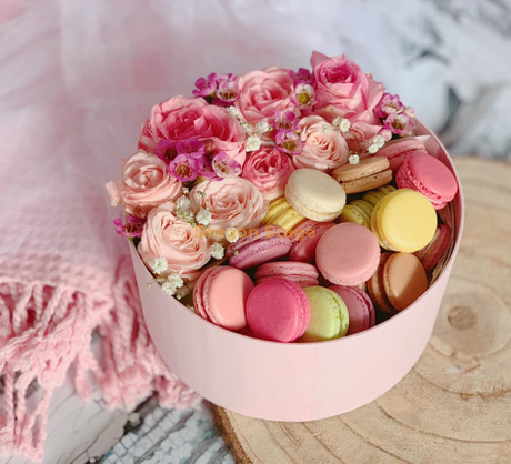 Boîte de macaron d'emballage de gâteau sucré de cadeau de noël de papier de cylindre rond de luxe adapté aux besoins du client avec la fenêtre claire