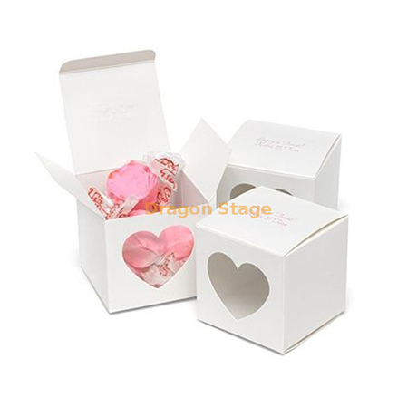 Boîte de papier d'emballage de cadeau de chocolat de praline de bonbon vide en forme de petit coeur fait sur commande avec la fenêtre claire pour l'invitation de faveur de mariage