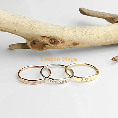 Design de mode Diy Couple Lettre En Acier Inoxydable Empilage Personnalisé Nom Personnalisé Gravé Minuscule Dainty Midi Bar Anneau De Mariage