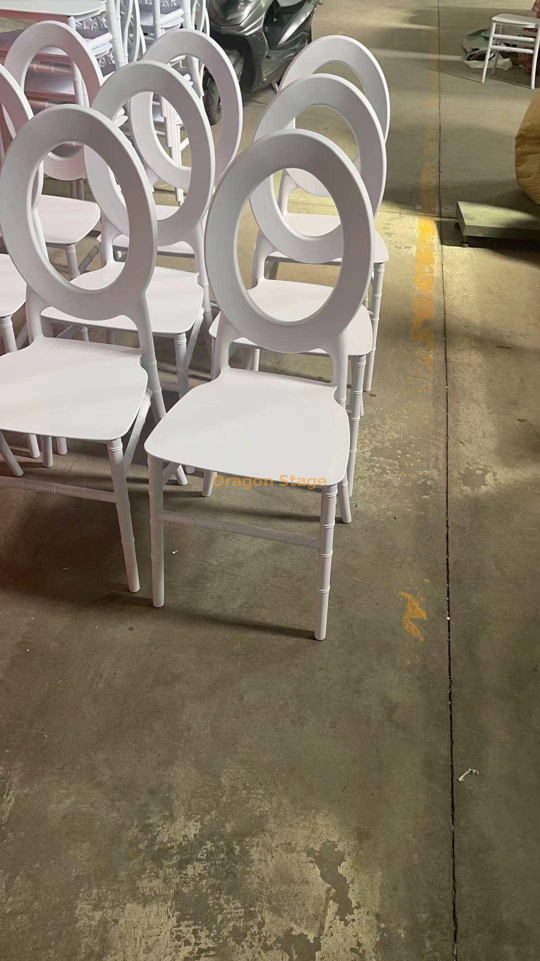 Chaise en plastique blanc (9)