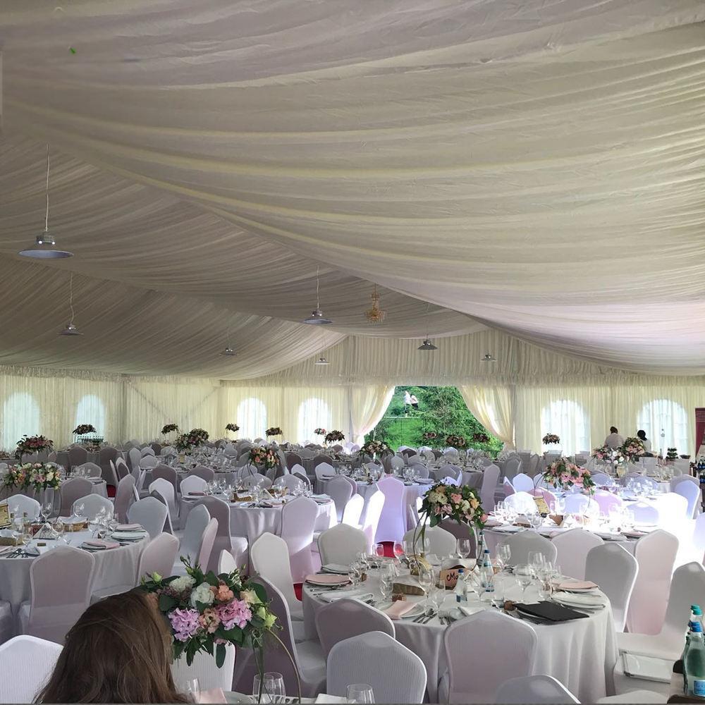 Salle de tente de mariage avec sol
