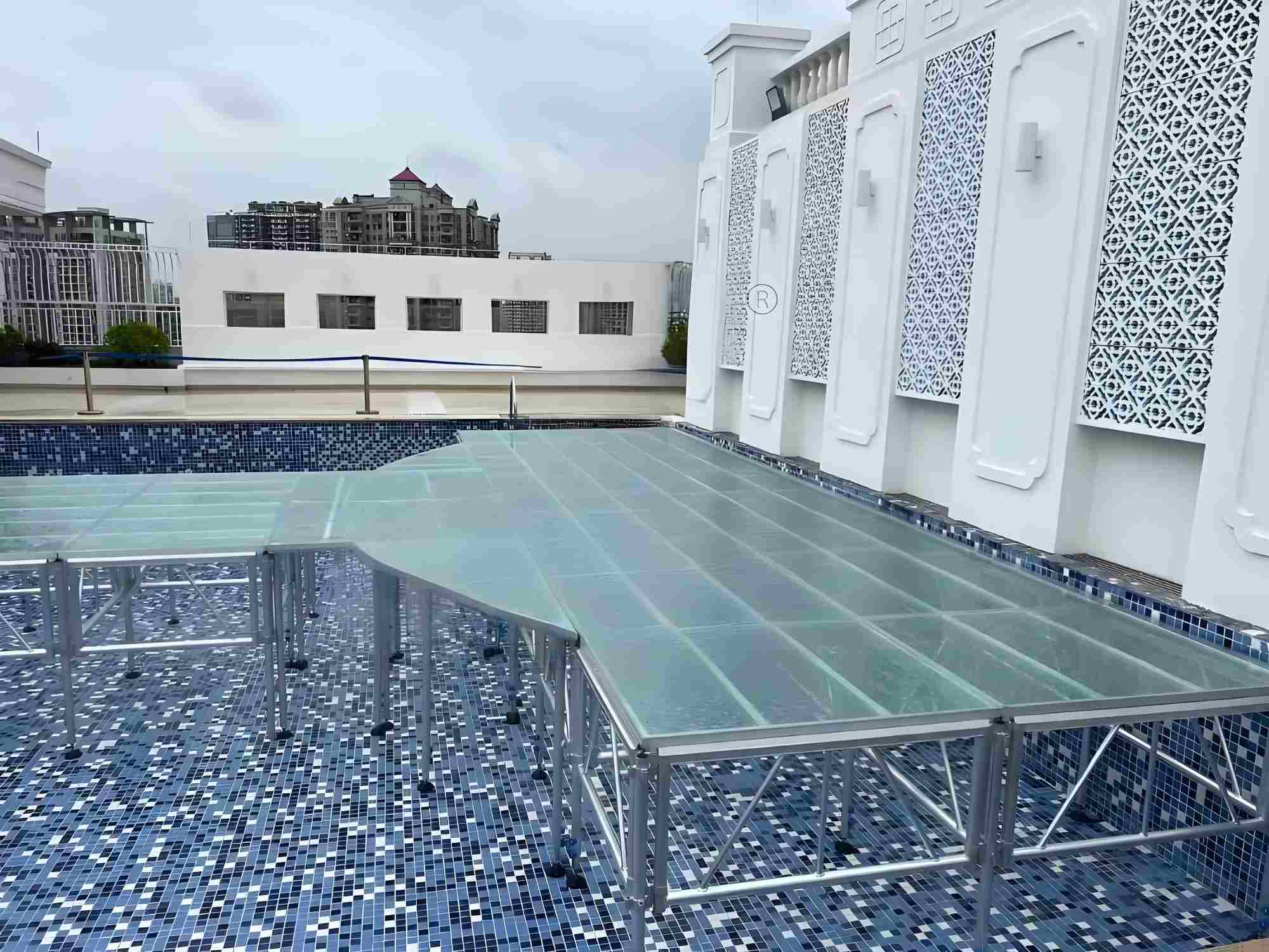 Qu'est-ce que la scène de piscine transparente personnalisée?