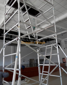 Échafaudage en aluminium de 4,29 m avec échelle suspendue au plafond du garage