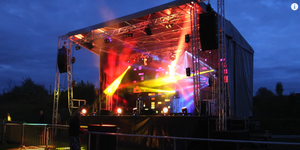 Plate-forme de scène de concert en plein air avec un système de ferme de toit en forme