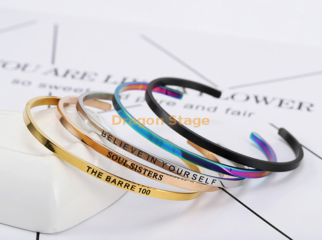u003Ci>What Details Of Our Leather Bracelet Mens?u003C/i> u003Cb>Quels détails de notre bracelet en cuir pour homme ?u003C/b> u003Ci>Stainless steel jewelry is very popular now.u003C/i> u003Cb>Les bijoux en acier inoxydable sont très populaires maintenant.u003C/b> u003Ci>Because of its modest luxury and high quality texture which are liked by people.u003C/i> u003Cb>En raison de son luxe modeste et de sa texture de haute qualité appréciée des gens.u003C/b> u003Ci>Wholesale Cheap OEM Jewelryu003C/