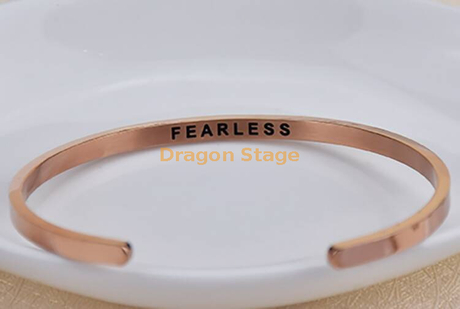 Nouvelle mode estampillé personnalisé gravé tous les mots lettre Bracelet manchette en acier inoxydable Bracelet