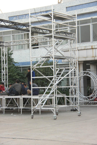 Échafaudage double couche en aluminium de 1,35 x 2 x 8,51 m avec échelle à 45 degrés