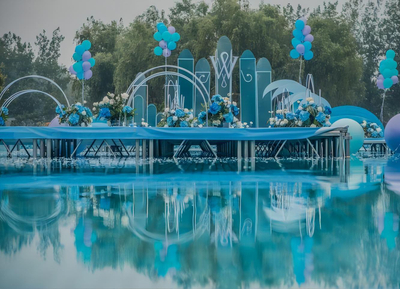 Scène claire de soirée pour piscine