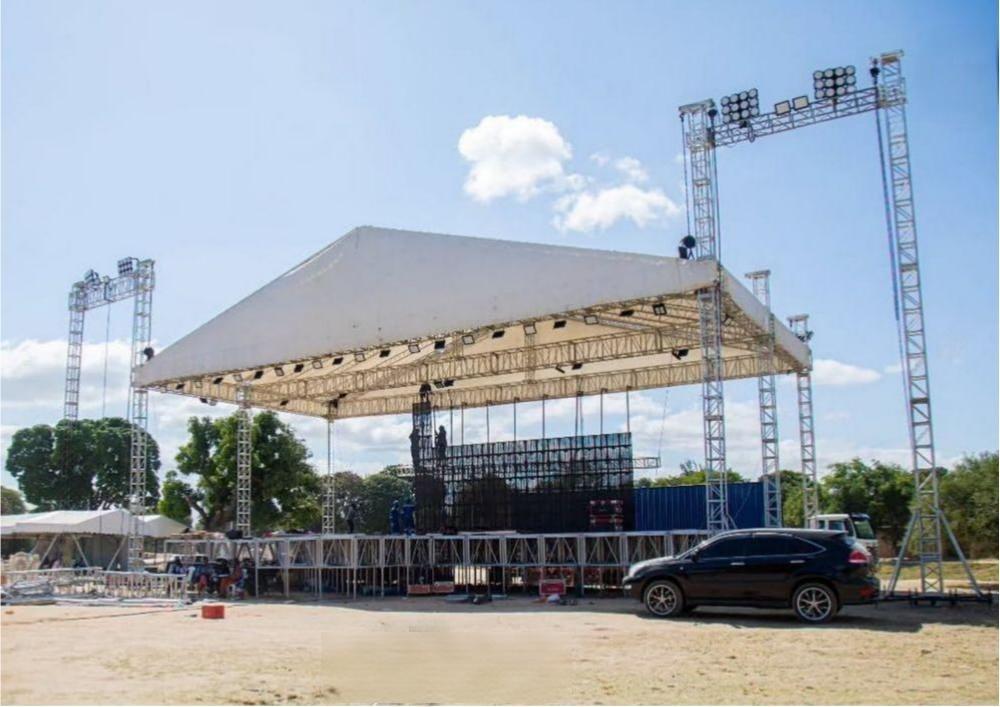 sc&egrave;ne de concert sur le toit pour les festivals.jpg