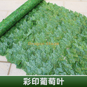 Mur de plante verte simulée, clôture en plastique, clôture, feuilles de raisin imprimées de couleur extérieure (1 mètre * 3 mètres), amorcée de soie et 3 papillons