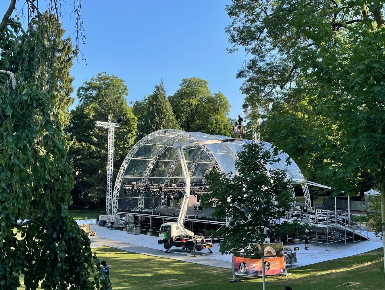 Comment les fermes de toit en arc transparent en acier se combinent avec le stade Layher