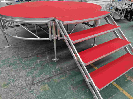 Stade ronde rouge en bois avec tapis