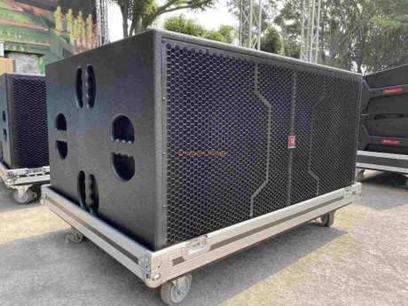 Deux haut-parleurs de 1000 watts 18 '(460 mm) avec structure magnétique de boîtier en contreplaqué de bouleau de 24 mm
