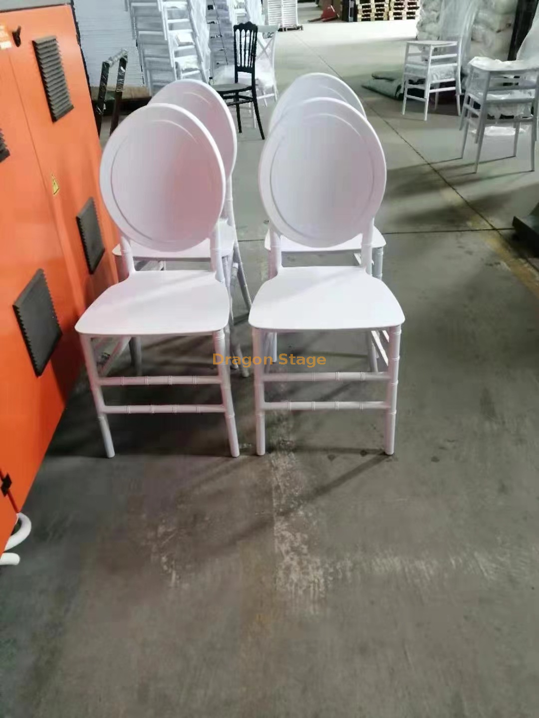 Chaise en plastique blanc (1)