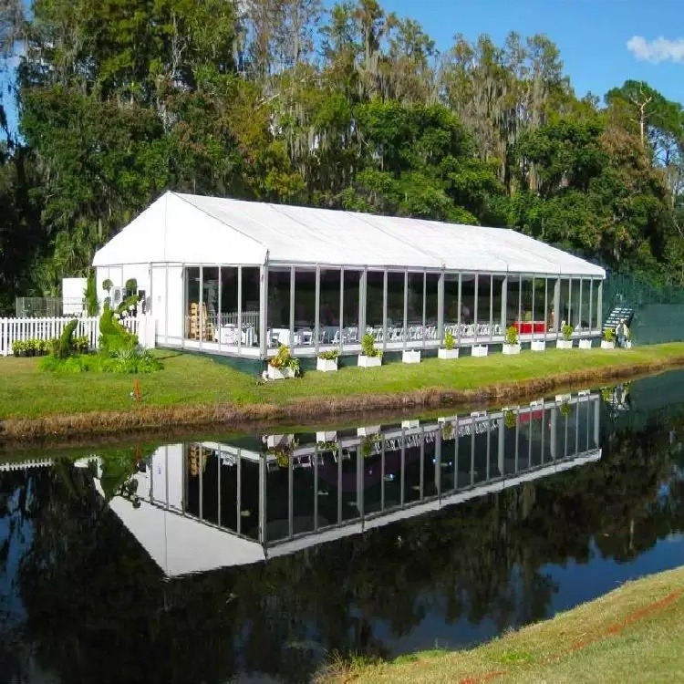 Tente de réception de mariage avec mur de verre