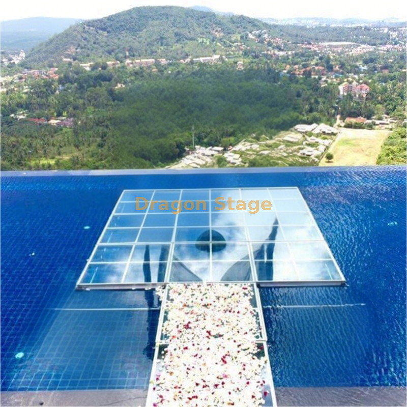 Couverture de piscine en plexiglass.
