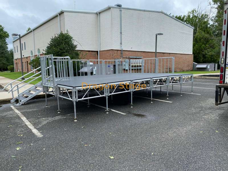 Scène extérieure portative en bois de botte de piste en aluminium avec des rails pour la représentation d'événement de visite 4x7m 12x24ft