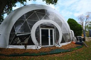 Tente de glamping à dôme géodésique de luxe avec fenêtres solaires