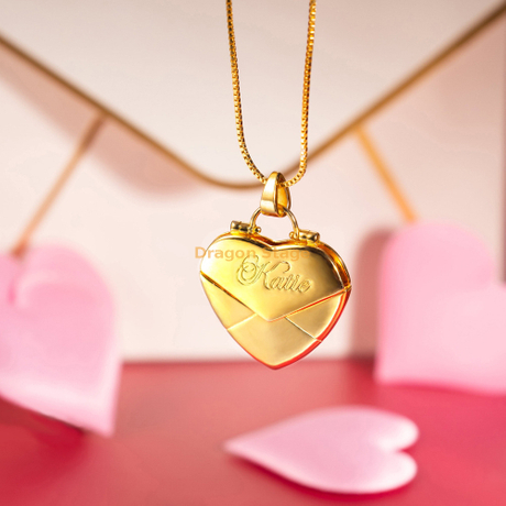 Collier pendentif personnalisé en plaqué or avec médaillon en forme de cœur