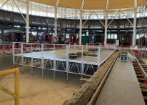  Podium de scène avec garde-corps en aluminium 12x8m avec 2 escaliers d'accès et rampe de chargement/déchargement le long de la scène arrière