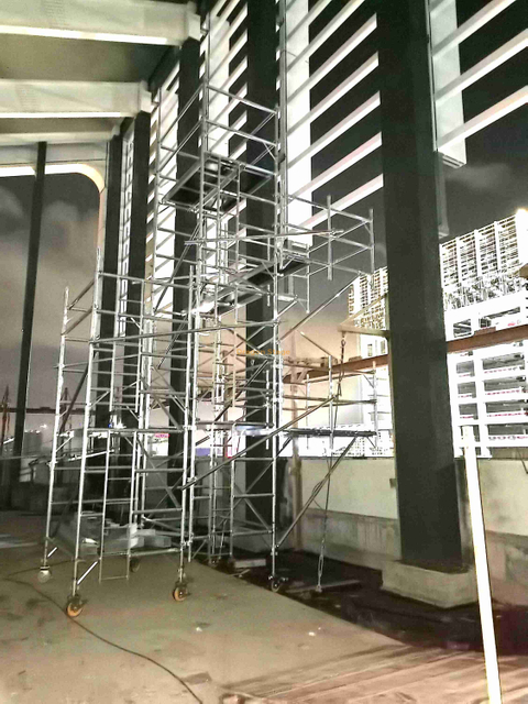 Échafaudage mobile double largeur à déplacement rapide en aluminium pour grossiste