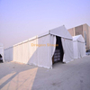 Abri temporaire d'urgence pour victimes abritant une tente de camping en cas de calamité