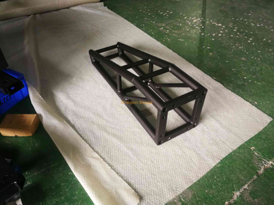 Pièces en aluminium de système de botte de toit de vis de peinture noire pour l'affichage de salon commercial