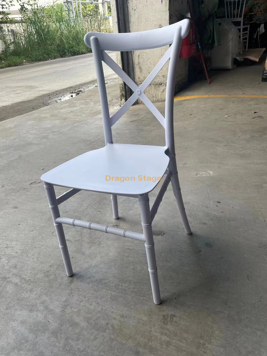 Chaise en plastique blanc (4)