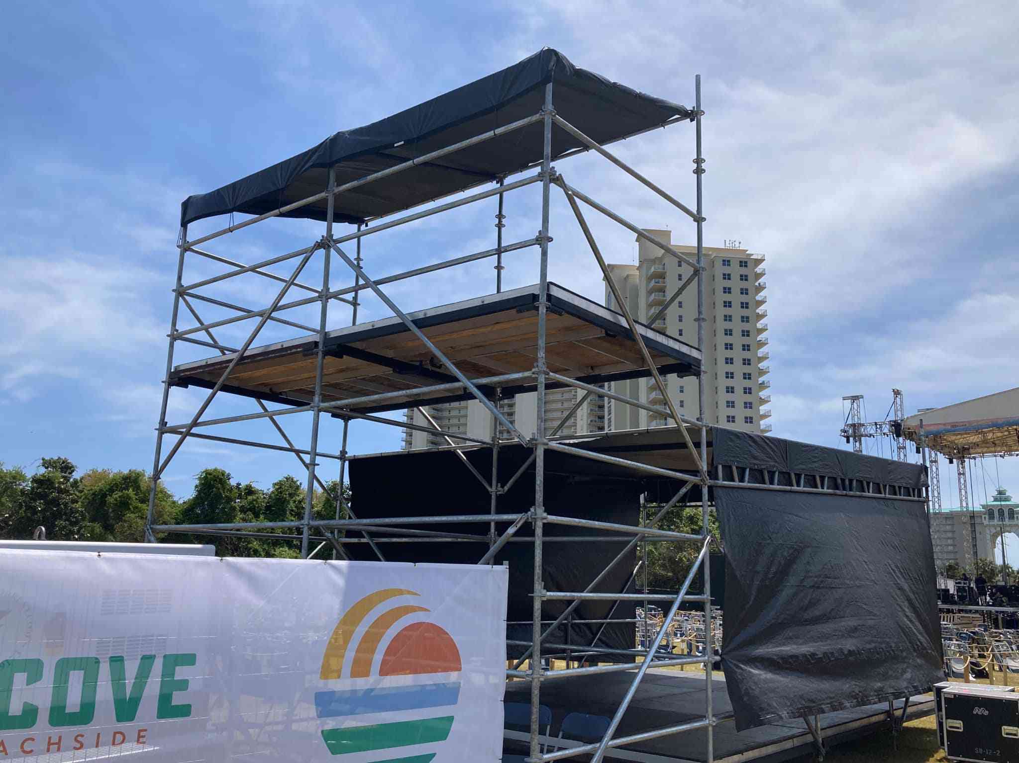 Système de fermes FOH Layher avec pont coupé en coin 