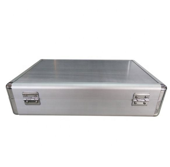mallette en aluminium argenté