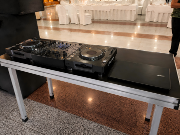 Table DJ mobile en aluminium avec roulettes verrouillables.png